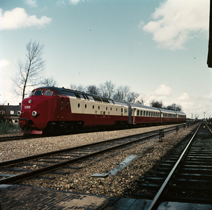 883022 Afbeelding van het diesel-electrische treinstel nr. 1002 (DE 4, serie 1000, RAm, T.E.E.) van de N.S. tijdens een ...
